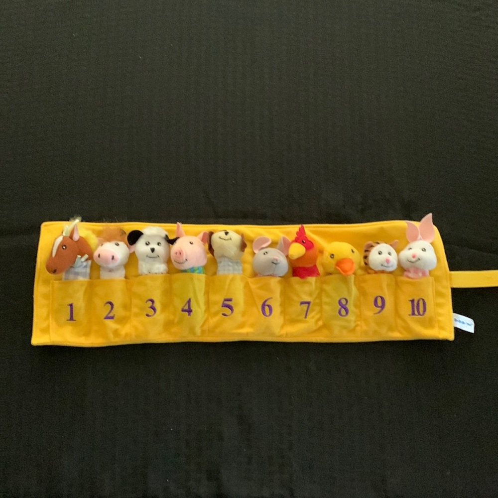 Puppets ten in a bed